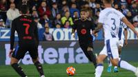 Pemain Barcelona #11 Raphinha mengontrol bola&nbsp;saat pertandingan LaLiga antara&nbsp;Leganes&nbsp;vs Barcelona di Estadio Municipal de Butarque&nbsp;pada Minggu (13/4/2025) dini hari WIB. (Thomas COEX / AFP)