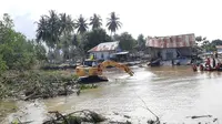 Pengerukan material yang terbawa banjir bandang di Desa Torue, Parigi Moutong, 5 Agustus, 2022. (Foto: Basarnas Palu).