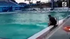 Warga dihebohkan dengan video gelombang tinggi pada kolam renang di Sidoarjo. Para ahli pun memberikan beberapa fakta terkait kejadian tersebut.