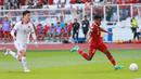 <p>Pemain Timnas Indonesia, Yakob Sayuri menggiring bola saat melawan Vietnam dalam laga leg pertama babak semifinal Piala AFF 2022 di Stadion Utama Gelora Bung Karno (SUGBK), Jumat (6/1/2023) sore WIB. (Bola.com/M Iqbal Ichsan)</p>