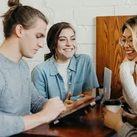 Ilustrasi Interaksi sosial yang menunjukkan pada socialclimber (foto: unsplash)