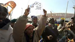 Sekitar 2 ribu pekerja konstruksi melakukan aksi mogok, menuntut kenaikan upah, di depan Soccer City Stadium, Soweto, dekat Johannesburg, 8 Juli 2009. AFP PHOTO / ALEXANDER JOE 