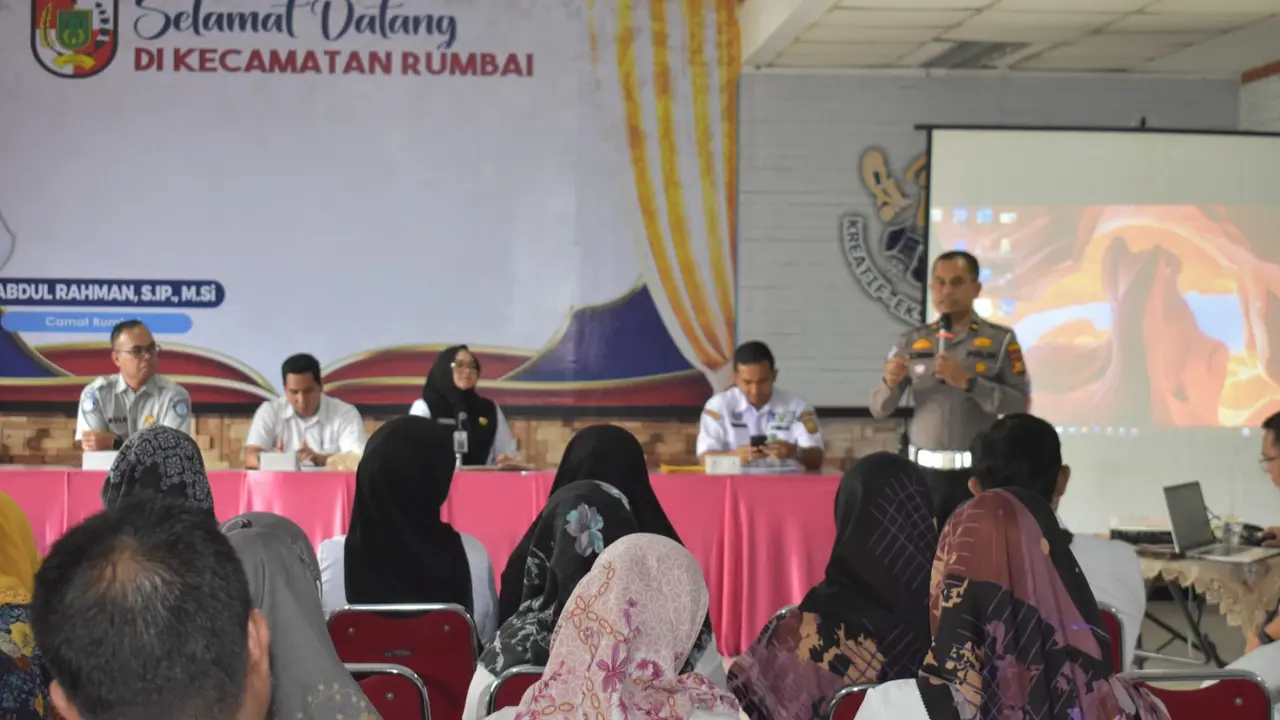 Personel Satuan Lalu Lintas Polresta Pekanbaru mengajak jajaran Kecamatan Rumbai jaga netralitas selama Pilkada.