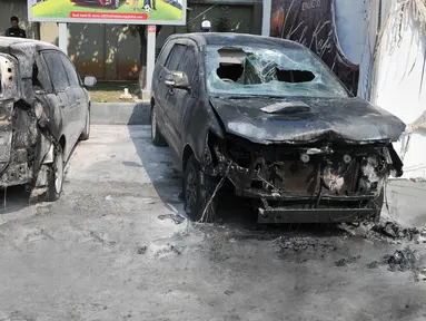 Dua mobil hangus terbakar di area SPBU Jalan Gatot Subroto, Jakarta, Selasa (1/9/2015). Sumber api diduga berasal dari sebuah drum yang berada di dekat tangki pengisian BBM di SPBU tersebut. (Liputan6.com/Herman Zakharia)