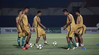 Skuat PS Tira saat sesi latihan di Stadion Sultan Agung, Bantul. (Bola.com/Permana Kusumadijaya)