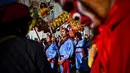 Sejumlah orang membawakan tarian Naga saat perayaan menjelang tahun baru China di Lisbon, Portugal (21/1). Menjelang Imlek, warga keturunan Tionghoa di Portugal juga merayakannya dengan karnaval di sekitar jalan Kota Lisbon. (AFP/Patricia De Melo Moreira)