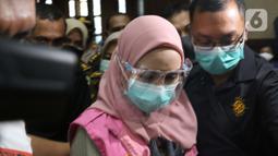 Tersangka dugaan korupsi dan tindak pidana pencucian uang terkait kepengurusan fatwa untuk Djoko Tjandra di Mahkamah Agung, Pinangki Sirna Malasari bersiap menjalani sidang perdana di Pengadilan Tipikor Jakarta, Rabu (23/9/2020). Sidang beragenda pembacaan dakwaan. (Liputan6.com/Helmi Fithriansyah)