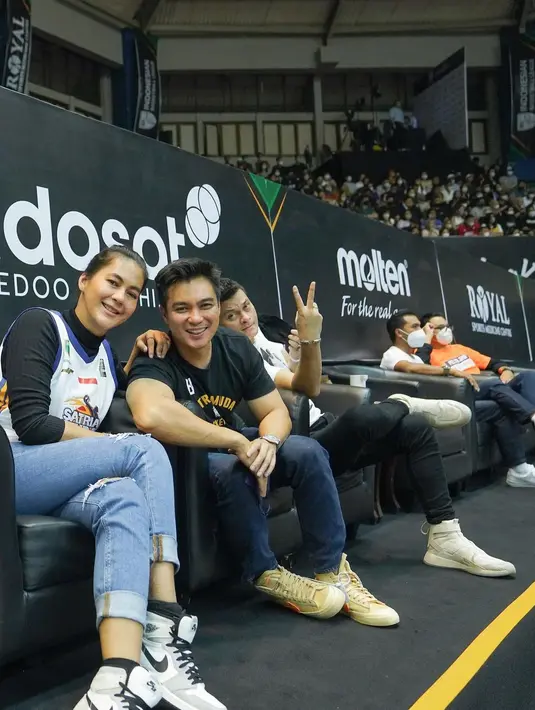 Bintang film Supernova: Ksatria, Puteri, dan Bintang Jatuh antusias menyaksikan Satria Muda Pertamina menjamu Pelita Jaya. Paula Verhoeven deg-degan sepanjang pertandingan. “Yeayy nonton final @iblindonesia semalem @smpertamina menang, nanti malam siap2 nonton lagi. Deg2an lagi,” cuitnya di akun Instagram terverifikasinya, kemarin. (Foto: Instagram @paula_verhoeven).