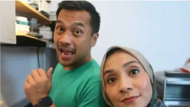 Jarang Terekspos, Ini 6 Potret Mesra Enno Lerian dan Suami yang Jago Masak