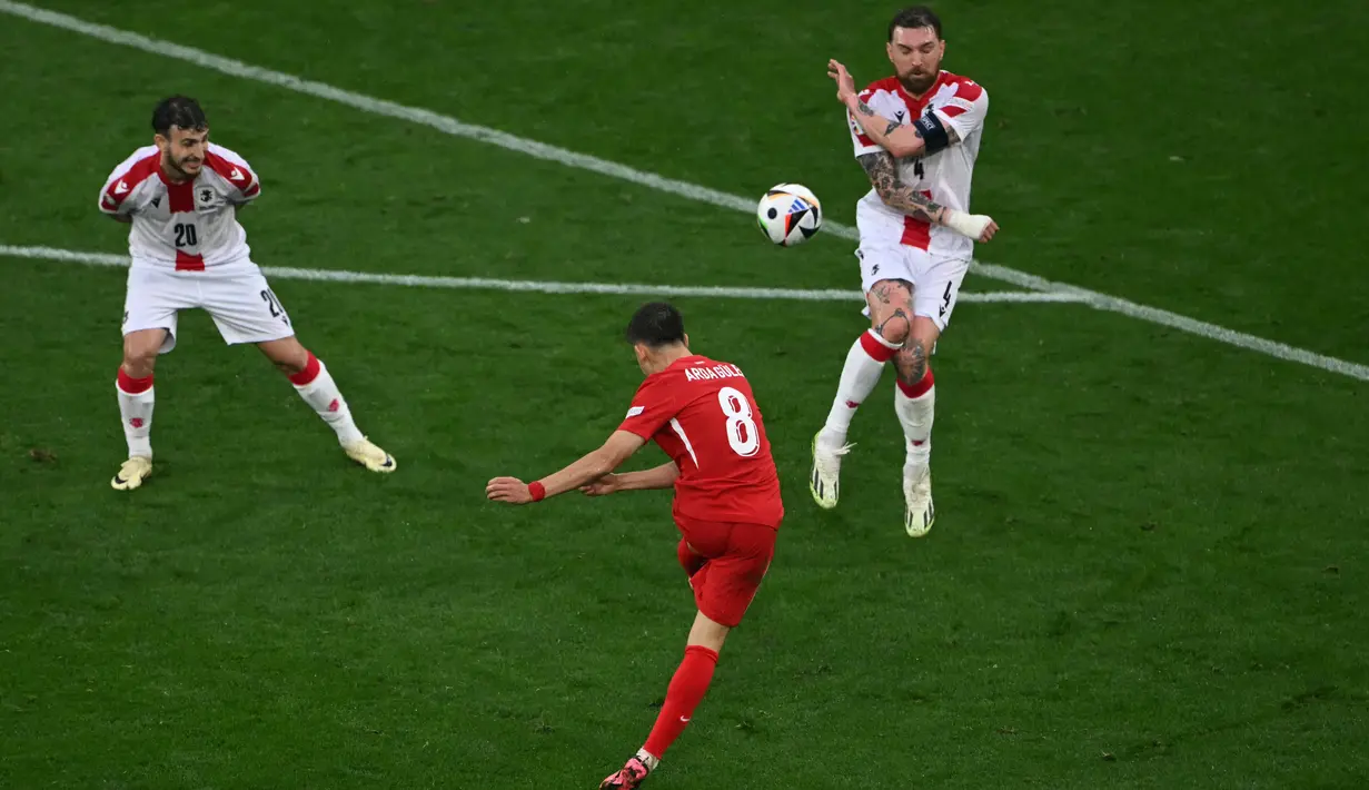 Tiga gol dari Mert Muldur, Wonderkid Real Madrid Arda Guler dan Akturkoglu menjadi penentu Crescent Stars, julukan Turki menang. (OZAN KOSE / AFP)