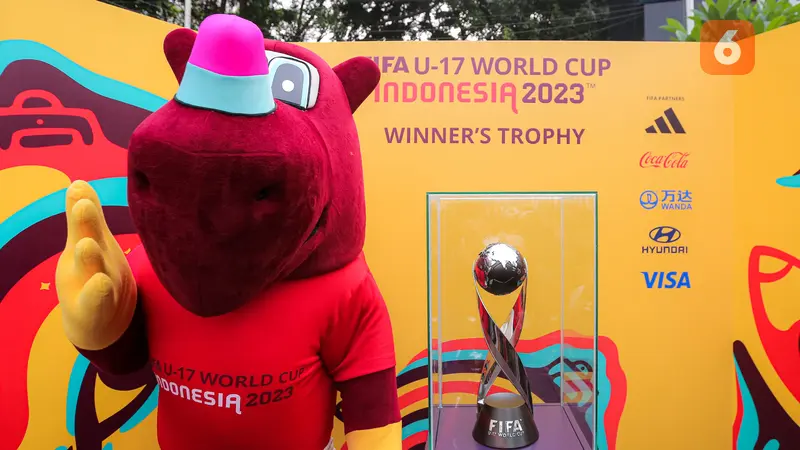 Foto: Antusiasme Warga saat Melihat Trofi Piala Dunia U-17 di Hari Bebas Kendaraan Bermotor