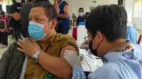 Seorang ASN Pemkot Malang saat disuntik vaksin booster atau dosis ketiga. Capaian vaksinasi booster di Kota Malang sampai dengan akhir Maret 2022 baru menembus 20 persen (Liputan6.com/Zainul Arifin)