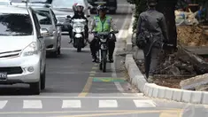 Kendaraan bermotor berada di jalur sepeda di Jalan Imam Bonjol, Jakarta, Kamis (4/12/2014). (Liputan6.com/Faizal Fanani)