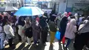 Warga penerima Kartu Jakarta Pintar (KJP) mengantre untuk membeli sembako bersubsidi di mini market Kawasan Duri Kosambi, Jakarta Barat, Selasa (8/7/2025). (merdeka.com/Arie Basuki)