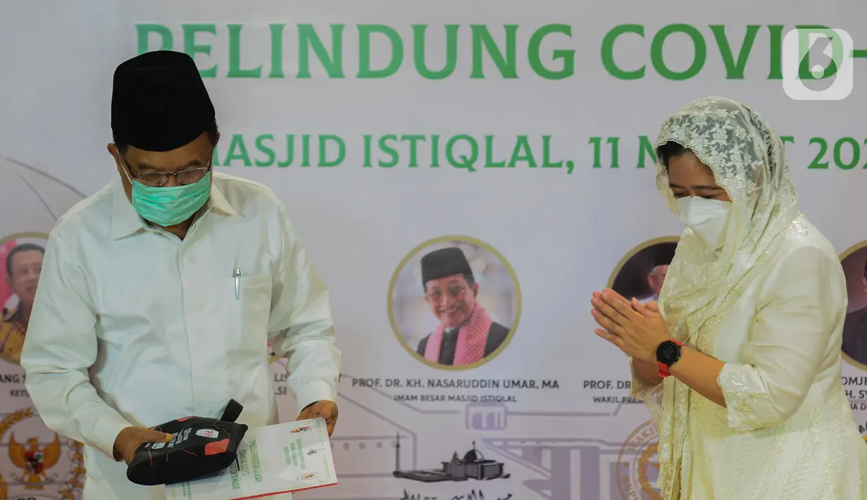 Ketua DPR Puan Maharani bersama Ketua Dewan Masjid Indonesia (DMI) Jusuf Kalla dalam acara peluncuran "Gerakan Nasional Mengisi Masjid dengan 1 Juta Sajadah Pelindung COVID-19" di Masjid Istiqlal, Jakarta, Kamis (11/3/2021). (Liputan6.com/Johan Tallo)