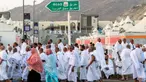 Umat Muslim berjalan di sebuah jalan di Mina dekat kota suci Mekkah, Arab Saudi pada 4 Juni 2025. (Foto oleh AFP)