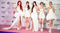 Girlband Korea Selatan, LE SSERAFIM, menghadiri acara karpet merah di acara Mama Awards 2023 di Tokyo Dome, Tokyo, pada 29 November 2023. (Philip FONG/AFP)