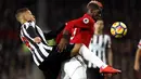 Paul Pogba (kanan) mencetak satu gol usai sembuh dari cedera saat melawan Newcastle United pada laga Premier League di Old Trafford, Manchester, (18/11/2017). MU menang 4-1 (Martin Rickett/PA via AP)