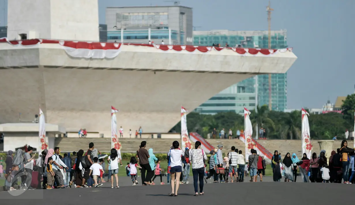 Suasana di kawasan Munomen Nasional (Monas) saat libur lebaran, Jakarta, Kamis (7/7). Libur kedua Lebaran ini dimanfaatkan warga untuk bekunjung ke lokasi wisata bersama keluarga. (Liputan6.com/Yoppy Renato)