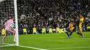 Pemain Barcelona Pierre-Emerick Aubameyang (kanan) menendang bola ke gawang di depan pemain Real Madrid Nacho (kedua kiri), Casemiro, dan kiper Thibaut Courtois pada pertandingan sepak bola La Liga Spanyol di Stadion Santiago Bernabeu, Madrid, Spanyol, Minggu (20/3/2022). (AP Photo/Manu Fernandez)