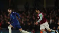 Gelandang Chelsea asal Inggris Cole Palmer (kiri) berlari menjauh dari gelandang West Ham United asal Spanyol Carlos Soler (kanan) selama pertandingan sepak bola Liga Primer Inggris antara Chelsea dan West Ham United di Stamford Bridge, London, pada 3 Februari 2025.Adrian Dennis / AFP