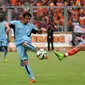 Pemain Persela, Balsa Bojovic berebut bola dengan gelandang Persija, Stefano Lilipaly saat laga uji coba di Stadion GBK Jakarta, Minggu (1/3/2015). Persija kalah 0-1 dari Persela. (Liputan6.com/Helmi Fithriansyah)