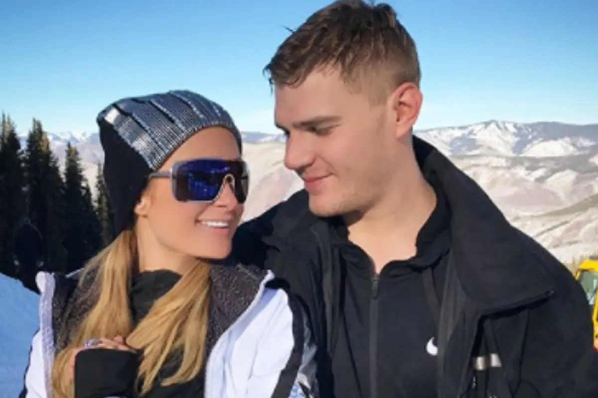 [Bintang] Paris Hilton dan Chris Zylka