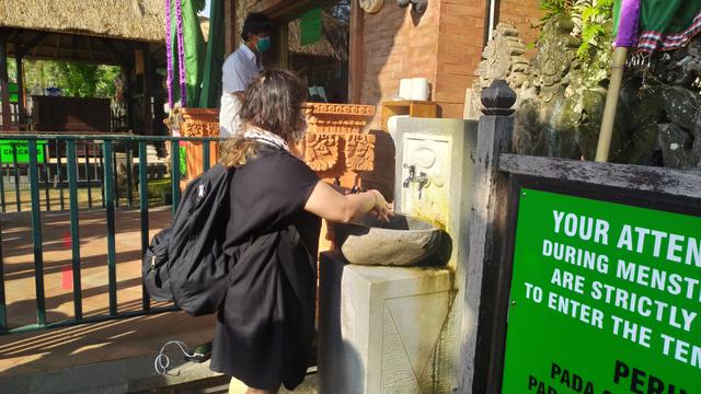 Wisatawan mencuci tangan menggunakan sabun dengan air mengalir di pintu masuk tempat wisata di Bali. Protokol kesahatan itu diterapkan untuk mencegah penularan Covid-19.