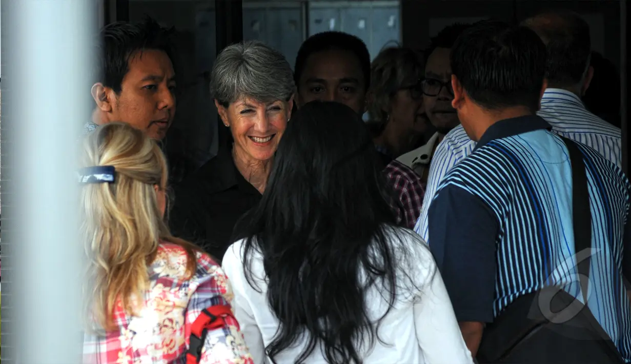 Konsulat Australia, Majekk Hind menyambut keluarga tersangka warga negara Australia  di ruang tunggu Lapas Nusa Kambangan, Jawa Tengah, Minggu (26/4/2015). (Liputan6.com/Yoppy Renato)