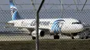 Pesawat milik maskapai Mesir, EgyptAir, yang membawa 55 penumpang dan tujuh kru, dibajak dan dialihkan ke Bandara Larnaca, Siprus, Selasa (29/3). Pembajak adalah seorang penumpang yang mengklaim membawa sabuk bahan peledak. (REUTERS/Yiannis Kourtoglou)