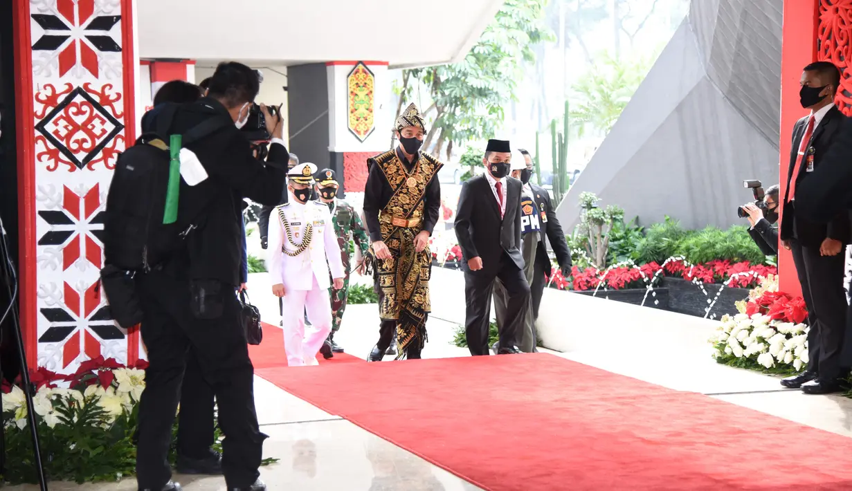 Presiden Joko Widodo saat tiba menghadiri sidang tahunan MPR RI di Gedung Nusantara Kompleks Parlemen Jakarta, Jumat (14/8/2020). Jokowi tampil mengenakan baju adat daerah Sabu dari Nusa Tenggara Timur (NTT). (Pool/BiroPemberitaanParlemen)