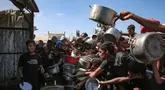 Pengungsi Palestina berdesak-desakan di depan dapur umum di Khan Yunis, Jalur Gaza Selatan, pada 19 September 2025. (Foto: AFP)