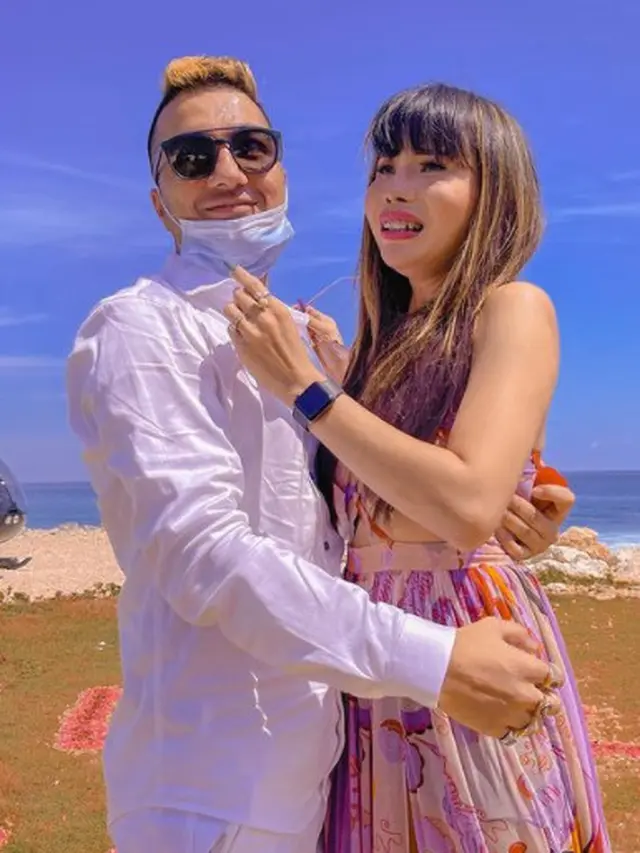 6 Momen Eva Belisima Eks Istri Kiwil Dilamar Pria India di Bali, Romantis