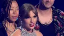 <p>Taylor Swift menerima penghargaan pada ajang MTV Video Music Awards di Prudential Center, Newark, New Jersey, Amerika Serikat, 28 Agustus 2022. Taylor Swift memenangi penghargaan bergengsi 'Video of the Year' untuk All Too Well (10 Minute Version) (Taylor's Version). (Photo by Charles Sykes/Invision/AP)</p>