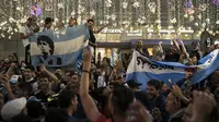 Suporter Argentina bernyanyi dan menari menyambut gelaran Piala Dunia di Jalan Nikolskava, Moskow, Rabu (13/6/2018). Piala Dunia 2018 akan berlangsung pada 14 Juni hingga 15 Juli mendatang. (AP/Rebecca Blackwell)