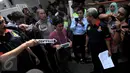 Korban DS yang digantikan perannya melakukan adegan reka ulang kejadian perkara pelecehan seksual di kediaman SJ, Jakarta, Kamis (17/3/2016). SJ menjalani rekonstruksi dengan korban DS sebanyak 34 adegan perkara. (Liputan6.com/Herman Zakharia)