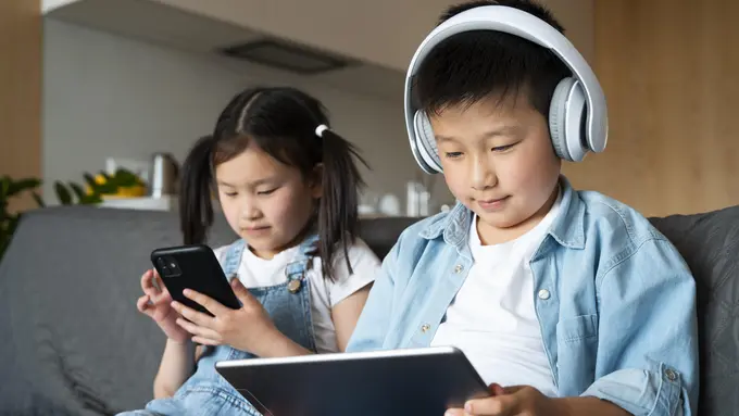 Dua orang anak sedang bermain gadget (Foto Dok: Freepik/freepik)