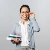 Seorang perempuan mengenakan kacamata sambil memegang beberapa buku (Foto Dok: Freepik/EyeEm)