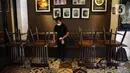 Pekerja mengelap meja di salah satu restoran di Jakarta, Kamis (29/7/2021). Kepala Dinas Pariwisata dan Ekonomi Kreatif (Disparekraf) DKI Jakarta Gumilar Ekalaya mengatakan, Pemprov DKI Jakarta akan mewajibkan pengunjung salon dan restoran sudah divaksin COVID-19. (Liputan6.com/Faizal Fanani)