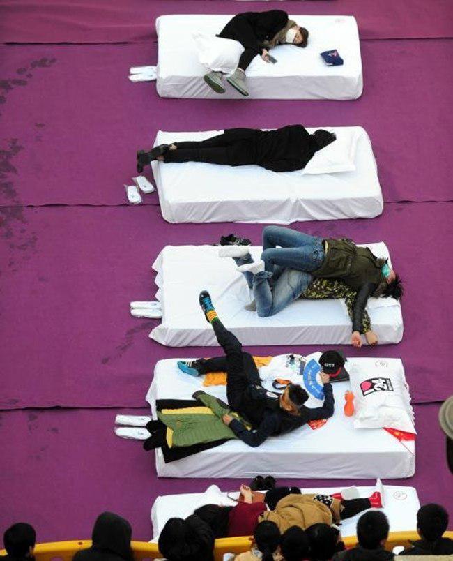 Aksi para peserta kontes tidur | foto: copyright gbtimes.com