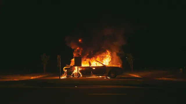 Ilustrasi mobil terbakar