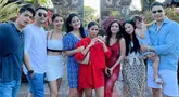 Titi Kamal beberapa hari belakangan tampak menikmati liburan di Bali. Kali ini, liburannya bersama para sahabat yang di antaranya berasal dari pemain sinetron Tertawan Hati. Ada Naysila Mirdad yang memakai baju merah, hingga Jonas Rivanno yang mengajak Asmirandah dan putrinya. (Liputan6.com/IG/@titi_kamall)