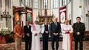 Presiden Jerman Frank-Walter Steinmeier (ketiga dari kanan) dan Ibu Negara Elke Buedenbender (tengah) berfoto bersama Kardinal Ignatius Suharyo Hardjoatmodjo (kedua dari kanan), Uskup Agung Jakarta, dan Menteri Agama RI sekaligus Imam Besar Masjid Istiqlal Nasaruddin Umar (ketiga dari kiri) saat berkunjung ke Katedral Jakarta, Senin 15 Juni 2026. (Yasuyoshi Chiba/AFP)