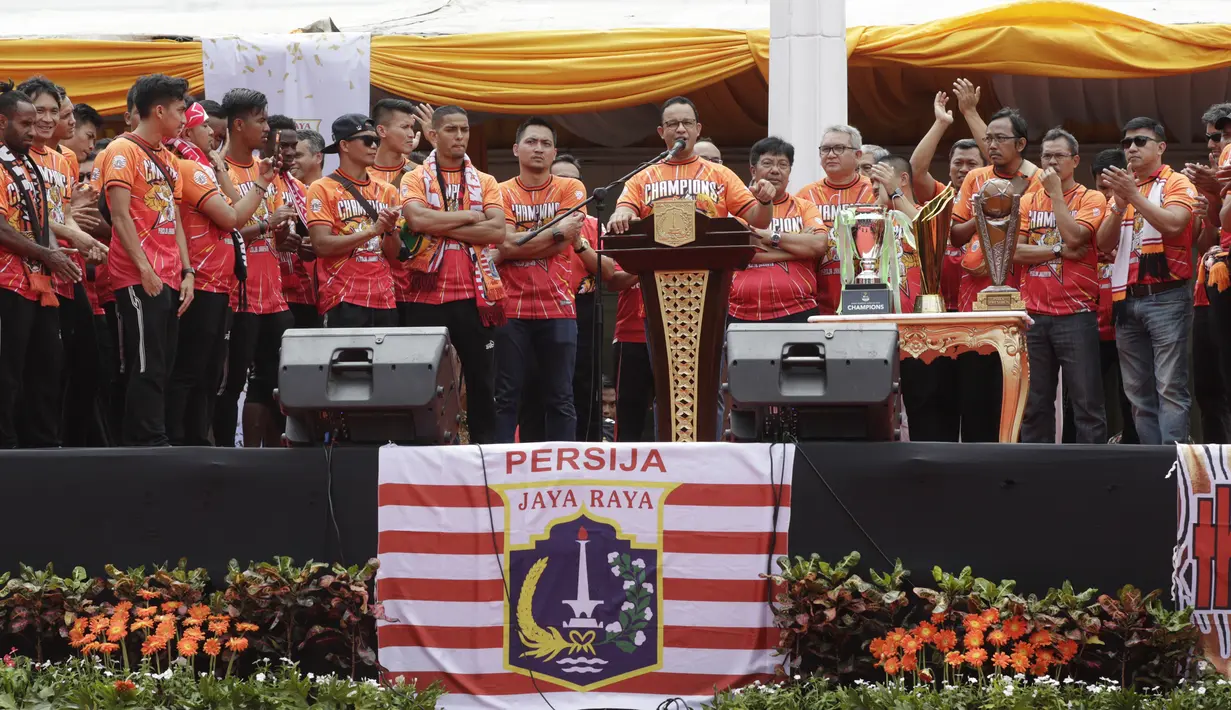 Gubernur DKI, Anies Baswedan, memberikan sambutan di Balai Kota, Jakarta, Sabtu (15/12). Pawai tersebut untuk merayakan keberhasilan Persija meraih gelar Juara Liiga 1 Indonesia. (Bola.com/M Iqbal Ichsan)