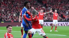 Deretan drama mewarnai laga play off leg-1 Liga Champions 2025/2026 antara Benfica melawan Real Madrid di Estadio Da Luz, Lisbon, Portugal, Selasa (17/02/2026) malam waktu setempat. (AFP/Patricia De Melo Moreira)