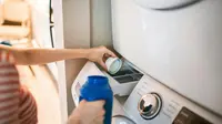 Ilustrasi menuangkan deterjen di mesin cuci. (c) RDNE Stock project/Pexels.com