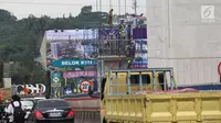 Suasana proyek jalan tol Cimaci di Jalan Alternatif Cibubur, Bekasi (23/11). Jalan tol ini terdiri dua seksi pekerjaan,yaitu seksi 1 dengan ruas Cimanggis-Transyogi sepanjang 3,5 km dan Transyogi-Cibitung sepanjang 22,8 km. (Merdeka.com/Imam Buhori)