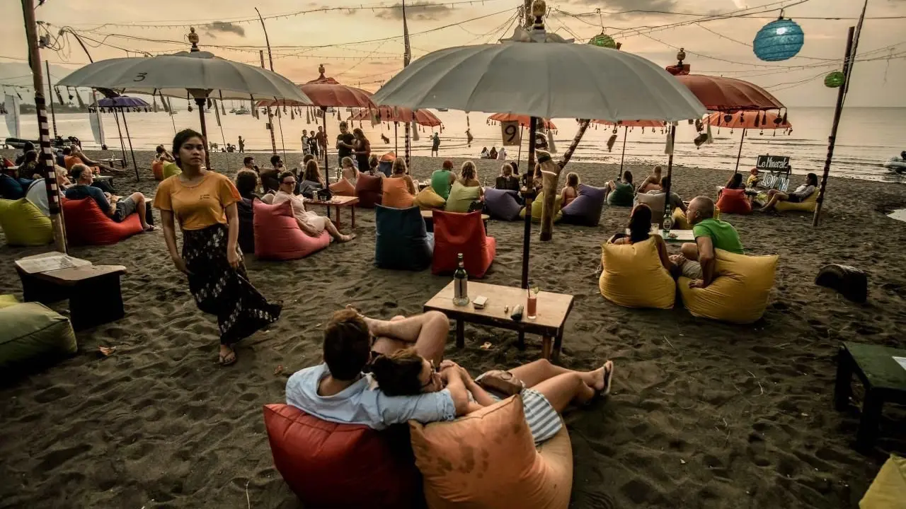 Kedatangan wisatawan memberi dampak positif bagi bisnis kafe dan resto, terlebih menjelang Konferensi Tingkat Tinggi (KTT) G20.