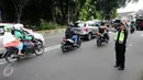 Personel Polisi mengatur arus lalu lintas di sekitar kawasan Istana Bogor, Rabu (1/3). Jelang kedatangan Presiden Joko Widodo dan Raja Arab Saudi, Salman bin Abdulaziz pengamanan Kota Bogor diperketat. (Liputan6.com/Helmi Fithriansyah)
