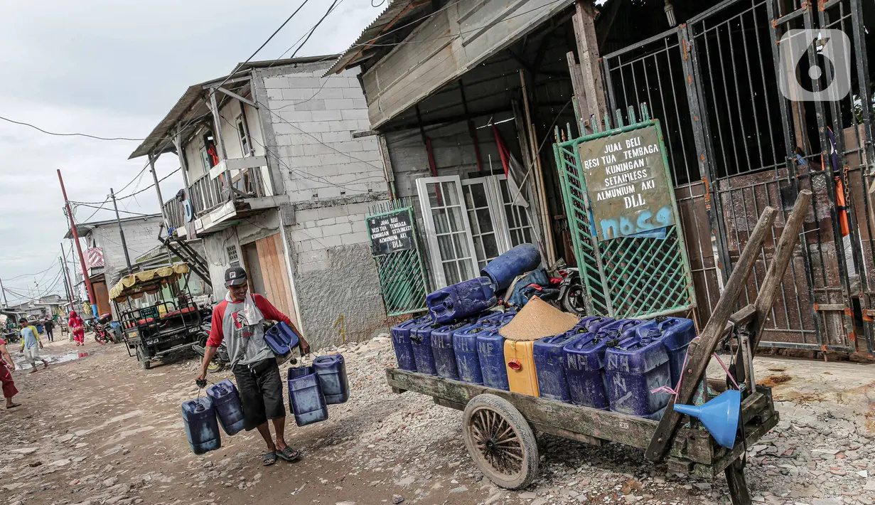 Penjual air bersih membawa drigjen usai mengisi air bersih di kawasan Muara Angke, Jakarta, Sabtu (26/2/2022). Selama bertahun-tahun, untuk memenuhi kebutuhan air minum mereka terpaksa membeli air isi ulang atau air kemasan. (Liputan6.com/Faizal Fanani)